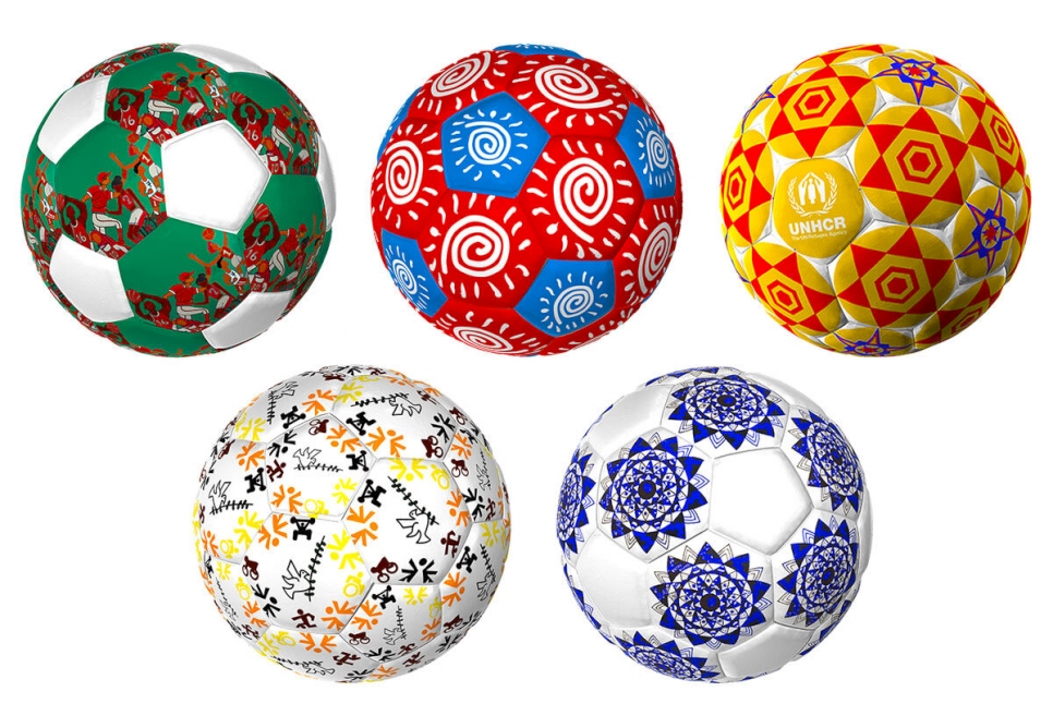 Cinco balones diseñados por jóvenes artistas recaudarán fondos para programas deportivos para refugiados